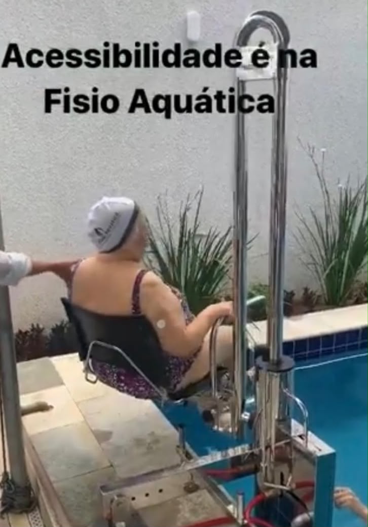 Pessoa utilizando o elevador de acessibilidade para entrada segura na piscina da Fisio Aquática