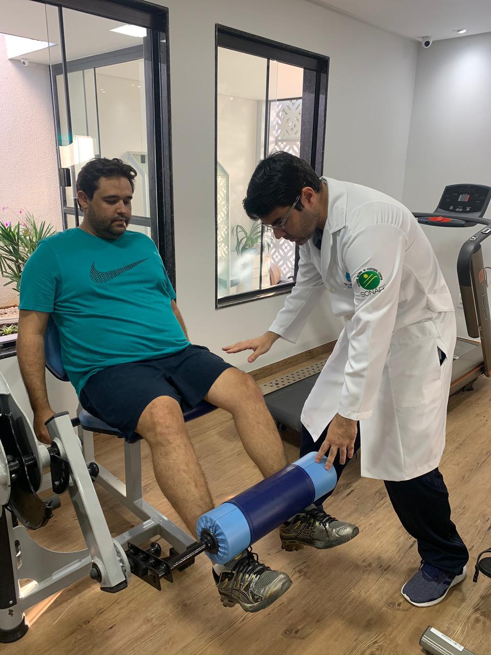 Homem na cadeira treinando panturrilha na reabilitação ortopédica