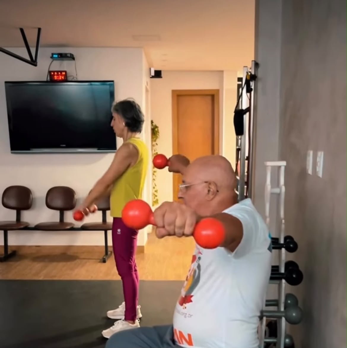 Aula de musculação e treinamento funcional em pequeno grupo