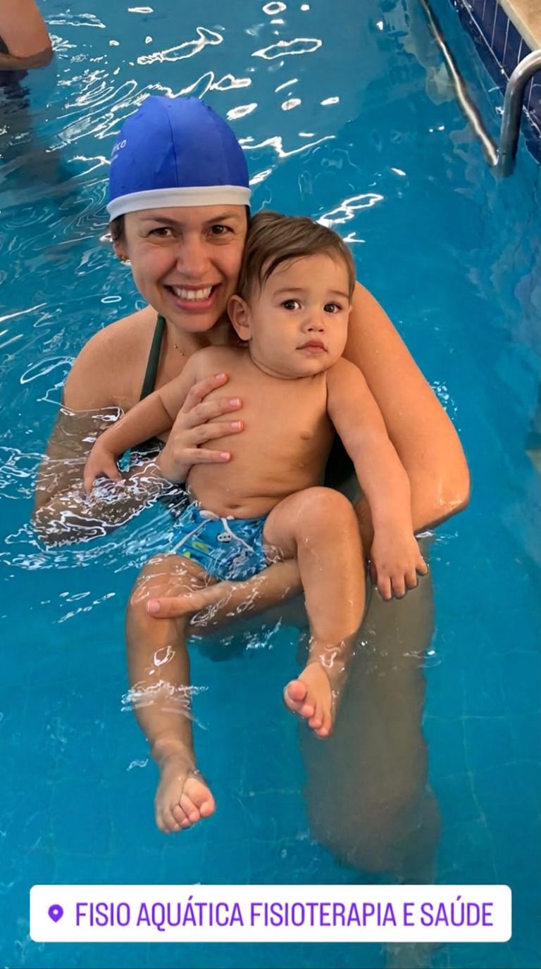 Crianças em atividade aquática com acompanhamento profissional na piscina aquecida da Fisio Aquática